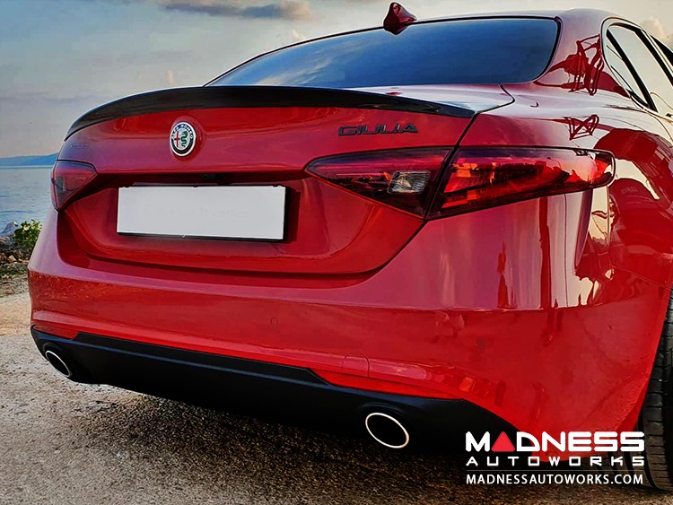 Giulia carbon outlet fiber spoiler